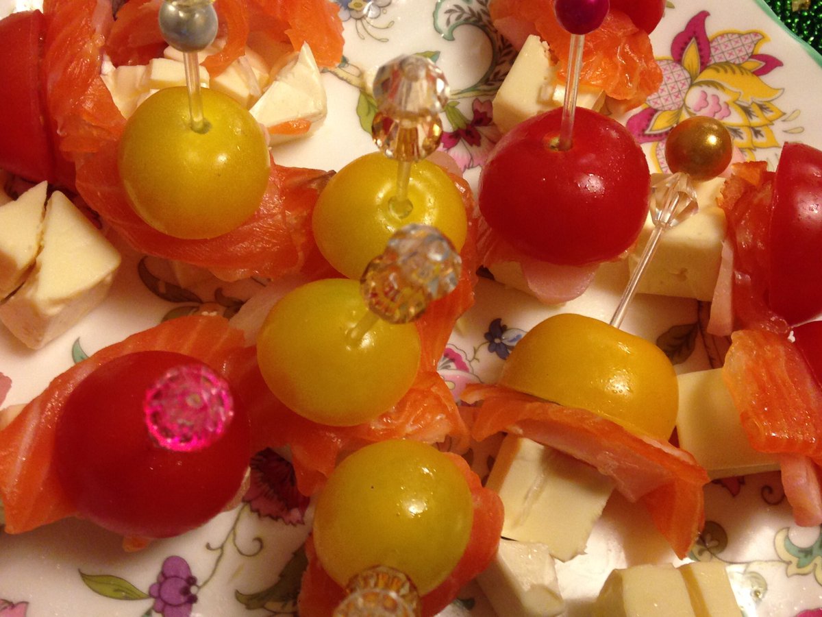 岩下 和了 A Twitter クリスマスのオードブル ミニトマト スモークサーモン 岩下の新生姜 ベルキューブのチーズを刺し刺し 家族で盛り付けた 生牡蠣は 岩下の新生姜の漬け汁で 千切りにした新生姜と共に クリスマスも一日過ぎると 年末の追い込みモード