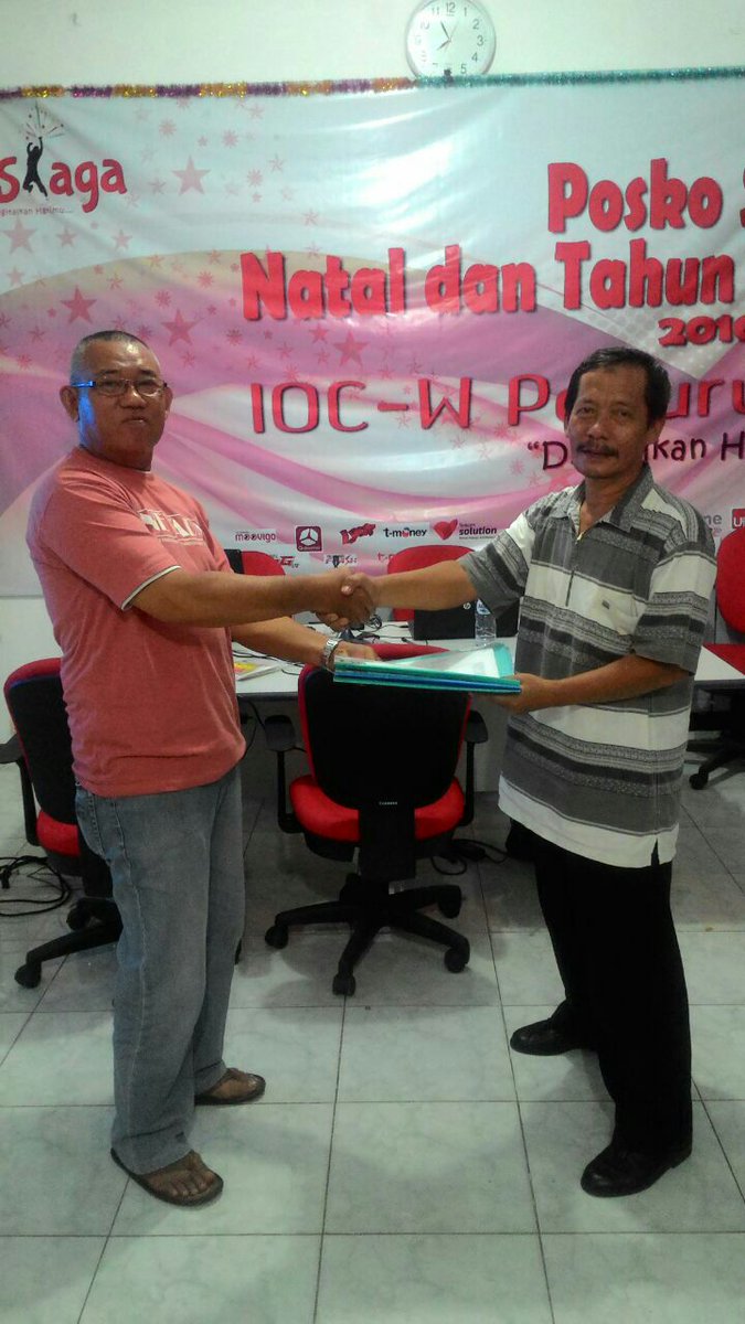 _funtastic5_'s tweet photo. Serah terima petugas pagi ke petugas malam posko Naru 2016 Witel Pasuruan #LIVINGTHETELKOMWAY #JatimBaliNusra @parwi66 https://t.co/gsSIm2uo46