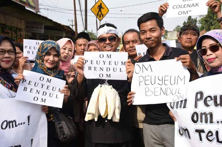 DediMulyadi71's tweet photo. Jembatan Cisomang sedang dalam perbaikan, bus menggunakan jalur lama yang terkenal sebagai sentra 'peuyeum bendul'. https://t.co/CwGvSkh6HS