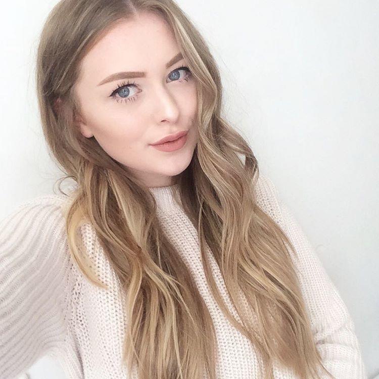BatisteHair's tweet photo. The perfect style for a lazy day? Here's your #hairhack! Tie your hair up and curl your pony tail! πΈ: @lois_lillianΒ using #TexturizingSpray https://t.co/fUaP0n5Jz4