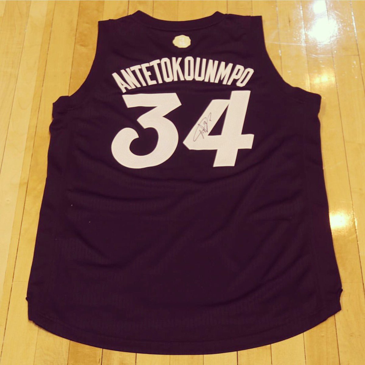 A chance to win a signed jersey and many gifts by voting Future NBA star Giannis Antetokounmpo #NbaVote repost and subtweet this to sign up!