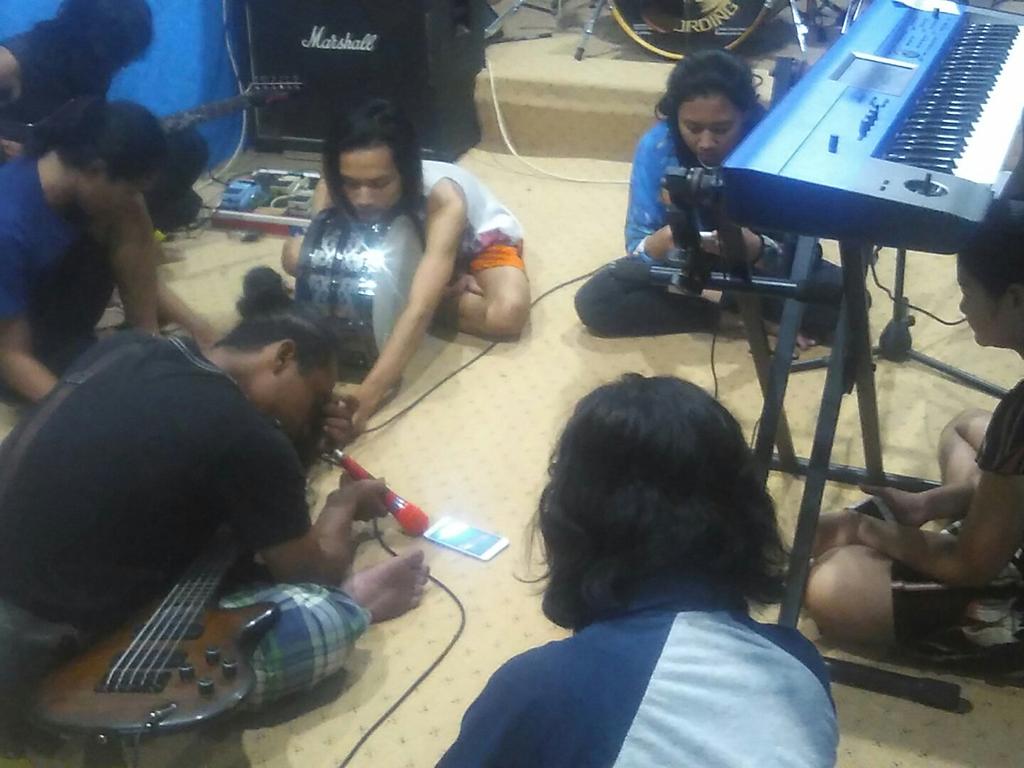 Selesai latihan malam ini untuk jadwal #RollingRock <a href="/sbotv/">Jawa Pos TV</a> nantikan ya guys Keep On #GothSpirit