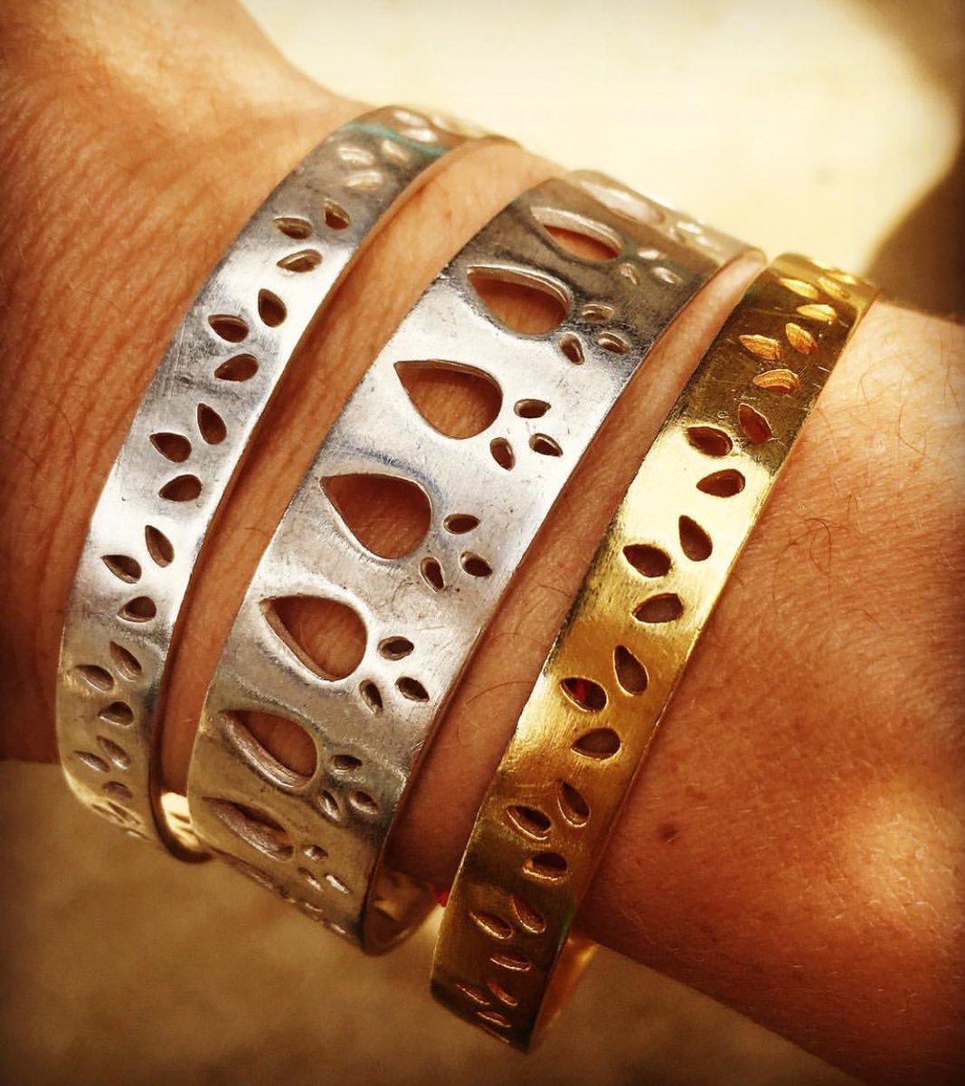 DavidJ_Burns7's tweet photo. New @royal_hamam Maharani bangles looking stunning. Check https://t.co/aZcvWsVPlH https://t.co/c3gHJmmCrg