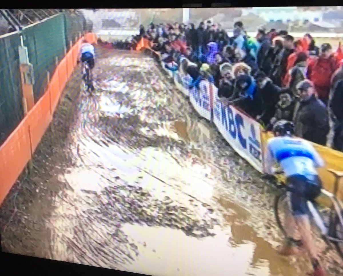 chris_pollin's tweet photo. Een plasje water gesignaleerd in een veldrit!!! Dat is van 20 oktober te Ardooie geleden 😱 #laagvliegen #zolder #BMX https://t.co/lO83oG4ioK