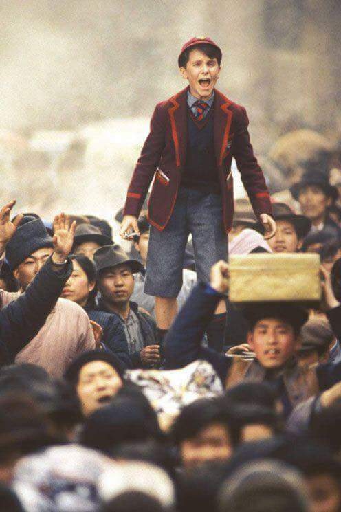 العالم ليس كـَ أمك تغضب على أمك وتصرخ في 
وجهها في النهار و في آخر اليوم تُناديك للعشاء
العالم ليس كـَ أمك , العالم سـَ يتركك تموت جوعاً.