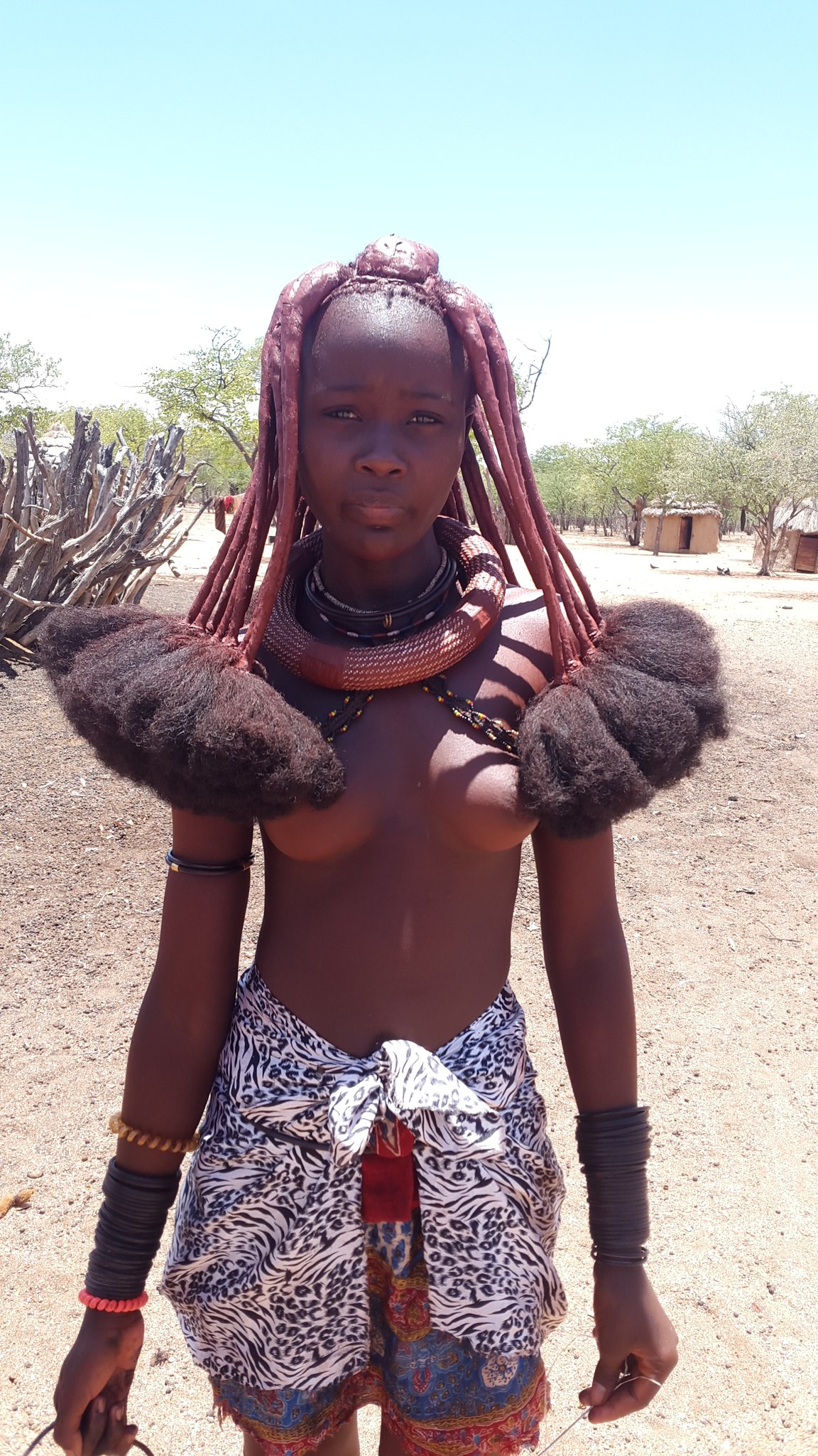 Löplöpçüler on X: Himba kabilesinin kadınları yarı çıplak yaşıyorlar,  saçları kil ile yaplıyorlar, vücütlarına doğal bir malzeme sürüyorlar banyo  yapmıyorlar t.coDOGkLdonLV  X