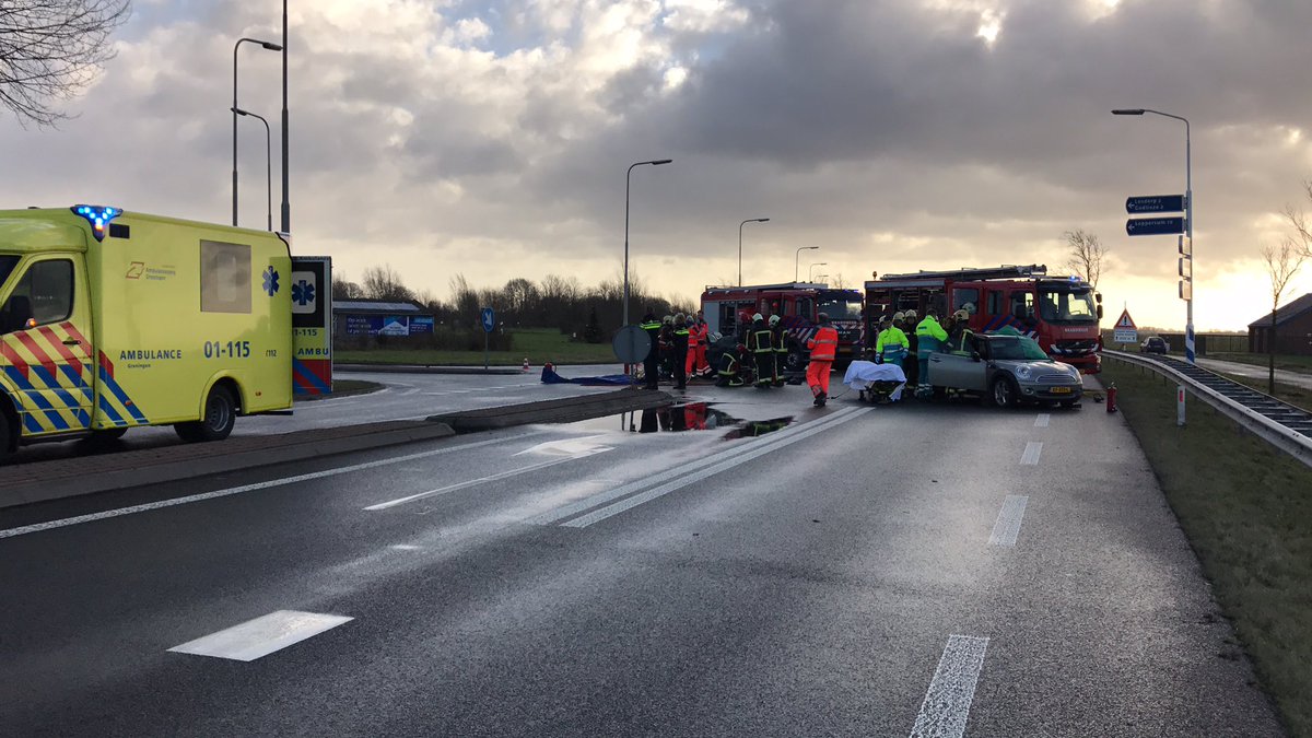 Ernstig verkeersongeval N33. Weg volledig afgesloten