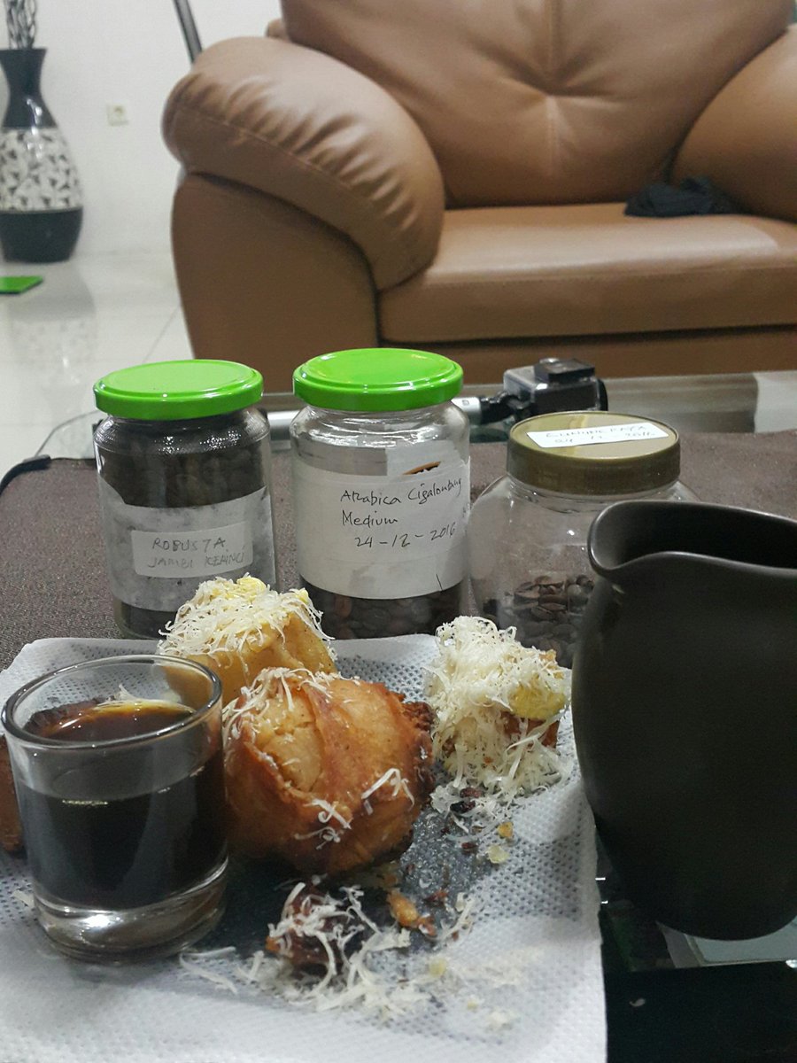 Mencoba yang baru, arabica Cigalontang, Natural Gunungraya, dan robusta Kerinci Jambi.....lumayan, apalagi singkong kejunya masih setia..