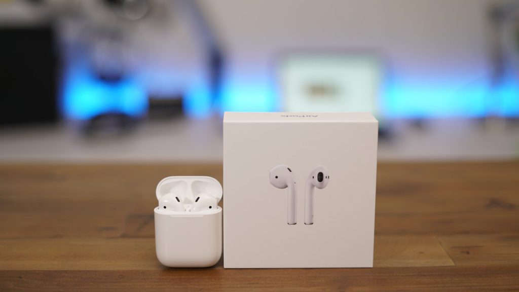 ApploidNews's tweet photo. Обзор беспроводных наушников AirPods от компании Apple https://t.co/jVD1zy4gZf https://t.co/WoIogTbxy6