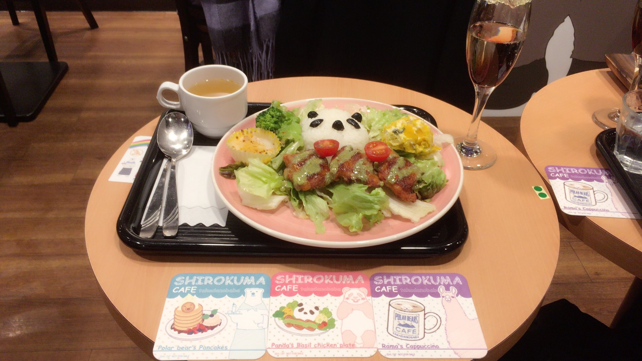 しろくまカフェ宮古島店 開店準備中 シロクマさん それは門松 ですか これはお正月ツリーだよ クリスマスツリーを片付けるのが面倒だったんですね エコって言ってよ お正月ツリーは1 10まで飾るよ T Co Jypt7zjwtj Twitter