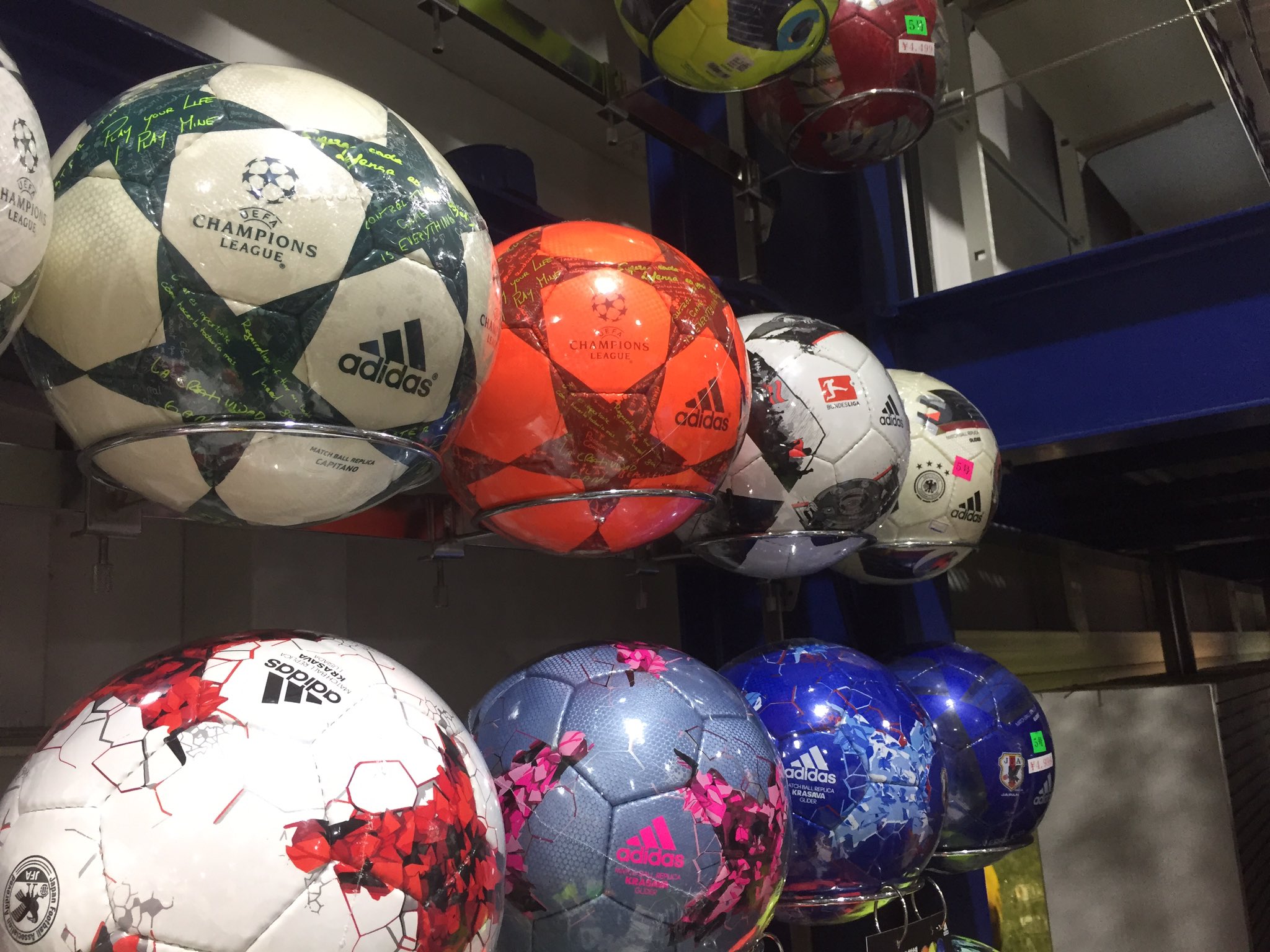 マツダスポーツ 高田店 サッカー フットサル サッカーボール新商品 クラサバ あのレアル マドリードも使った クラブw杯で 使われたボールのレプリカモデル 他にもチャンピオンズリーグや ブンデスリーガで使用されるボールの