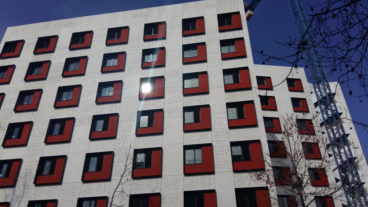 PanelOZ's tweet image. La simetría reina en la fachada del hotel 22@