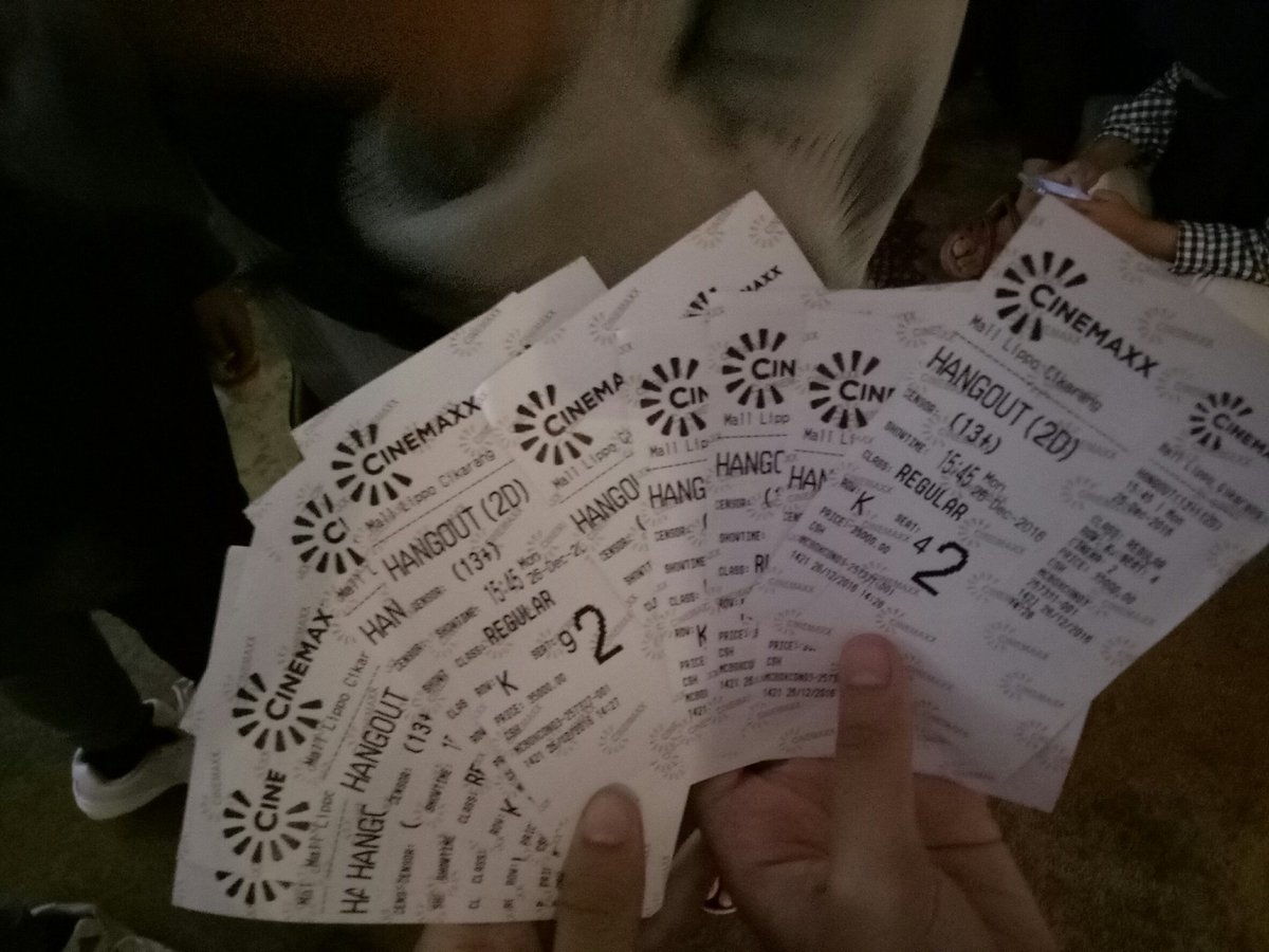 RinduTriyandar5's tweet photo. Abis selesai nonton hangout nih rame rame @radityadika @PrillyBie @gadiiing @Titi_KamaLL ngantri parah di bioskop https://t.co/1WHod10H2v