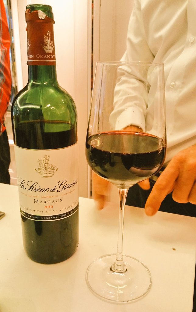 Hanna_Vallberg's tweet photo. Christmas is all Trees and French Red Wine 🎄❤ #margaux #coteprovence #wine #christmas https://t.co/3XJF68WCSN