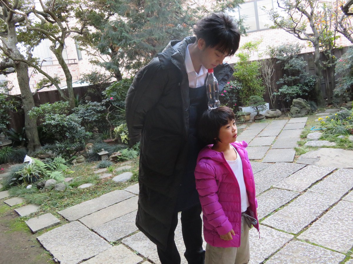 teiichi_movie's tweet photo. 弾と、その弟役の甘南備和明くん。休憩時間も遊んでいる姿がなんとも微笑ましいです( ´꒳​` )🐾
#帝一の國 
#竹内涼真 https://t.co/zEROO0xvDq