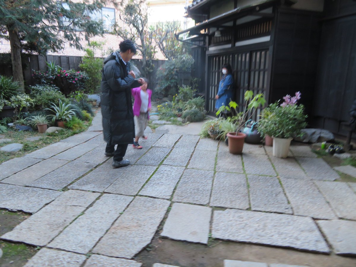 teiichi_movie's tweet photo. 弾と、その弟役の甘南備和明くん。休憩時間も遊んでいる姿がなんとも微笑ましいです( ´꒳​` )🐾
#帝一の國 
#竹内涼真 https://t.co/zEROO0xvDq