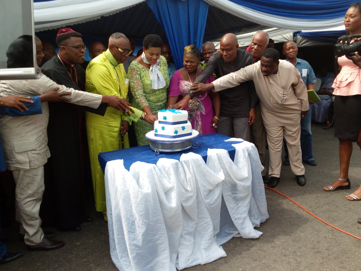 wlbcigc's tweet photo. Cutting of the 11th anniversary cake.
#PovertyReduction2016 #EagleFlightMicrofinanceBank #OritsejaforGiveaway https://t.co/GoKr1Ar7Pe