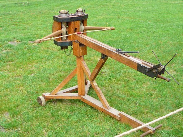 バリスタ：古代ギリシア時代から用いられた据え付け式の大型の弩。獣の