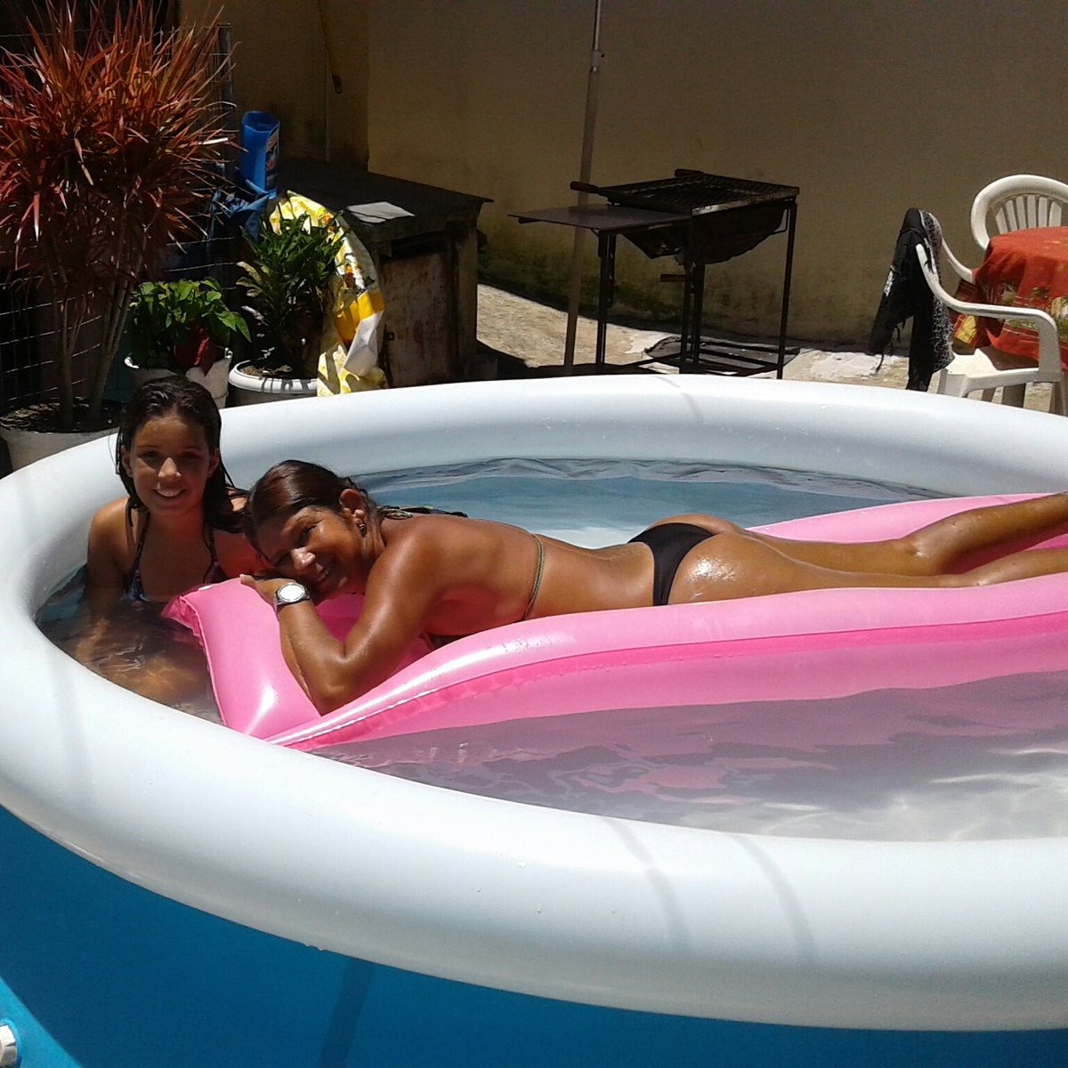 adryelle184's tweet photo. Nesse calor só um banho de piscina com minha tia pra refrescar  piscina até daqui a pouco https://t.co/ZH1asoe1o3