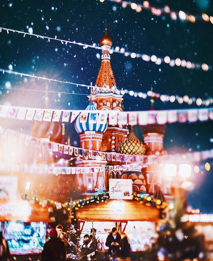 StolenGlances7's tweet photo. Kristina Makeeva ช่างภาพชาวรัสเซียได้เก็บภาพของกรุงมอสโกที่ตอนนี้ทั้งเมืองสว่างไสวไปด้วยไฟหล���กสีสันแสดงถึงกลิ่นอายของเทศกาลคริสต์มาส🌟 https://t.co/7er7jfJolE