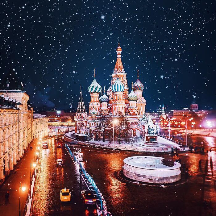 StolenGlances7's tweet photo. Kristina Makeeva ช่างภาพชาวรัสเซียได้เก็บภาพของกรุงมอสโกที่ตอนนี้ทั้งเมืองสว่างไสวไปด้วยไฟหล���กสีสันแสดงถึงกลิ่นอายของเทศกาลคริสต์มาส🌟 https://t.co/7er7jfJolE
