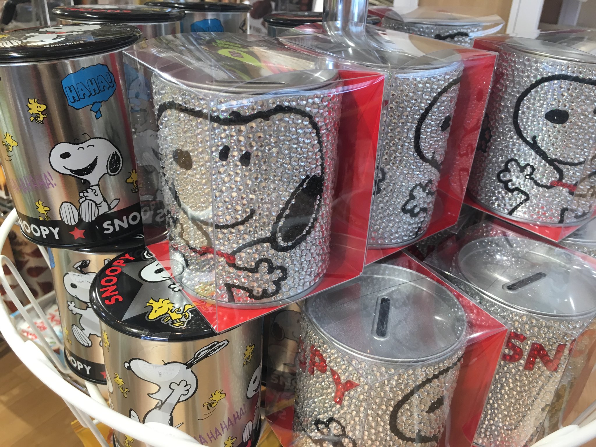 How S伊都店 スヌーピーのおかしがたくさん 食べたらキラキラ貯金箱になるクッキー缶 小物入れや鉛筆立てになるクッキー缶 クッキーとスナック菓子が入ったハッピーバケツに同様のキンチャク プレゼントでもらうのも自分に買うのも高まります