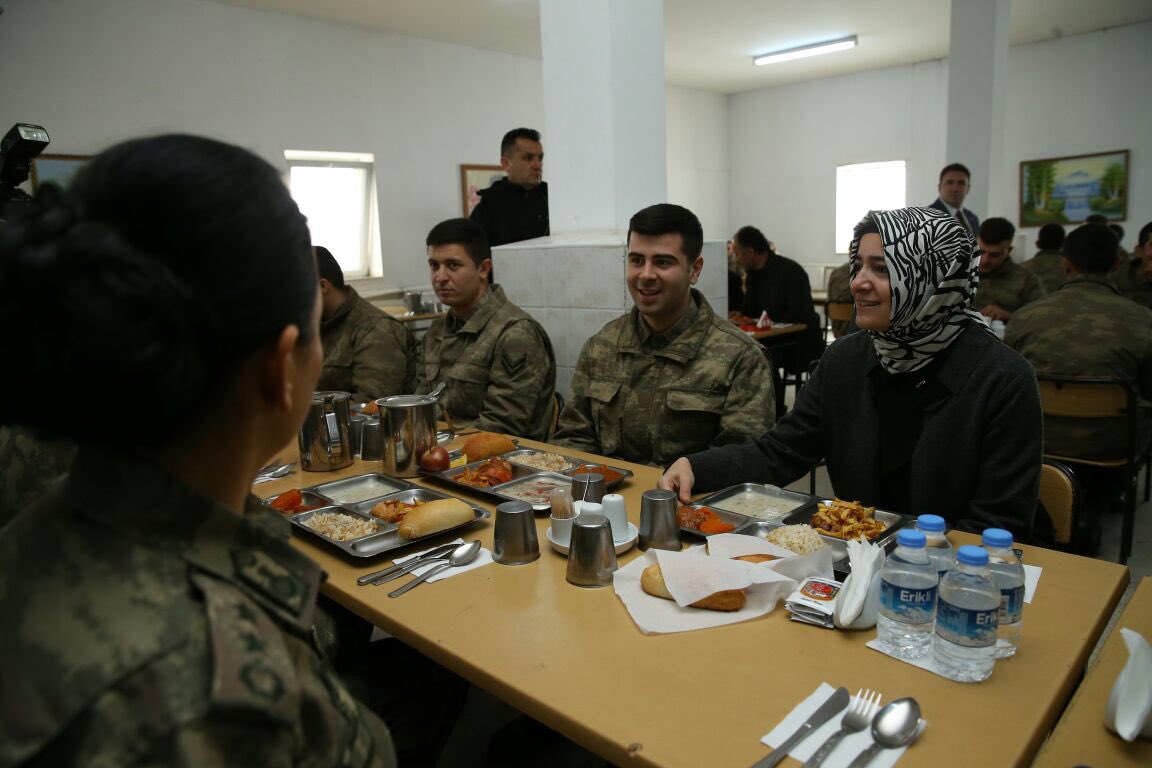 drbetulsayan's tweet photo. Öğle yemeğimizi Şırnak 23. Sınır Tümen Komutanlığı'nda görev yapan kahraman Mehmetçiklerimizle birlikte yedik. https://t.co/S25IXndNIr