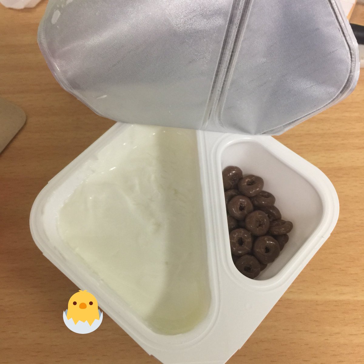 0ﾄ01 비요뜨 Viyott 韓国のコンビニに普通に売ってある 友達に勧められて買ったのがきっかけで韓国来るたび食べてる ヨーグルト 中開けるとこんな感じになってて他の味もあるみたいだけど 私この子しか出会ったことない いつもは朝食の代わりに食べる