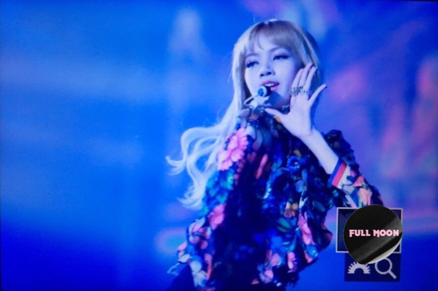 fullmoon_lisa's tweet photo. 161226 SBS 가요대전 프리뷰 

리사 오랜만이야 ㅠㅠㅠㅠㅠㅠ 

#리사 #LISA #블래핑크 #BLACKPINK https://t.co/FX3qfSFbWd