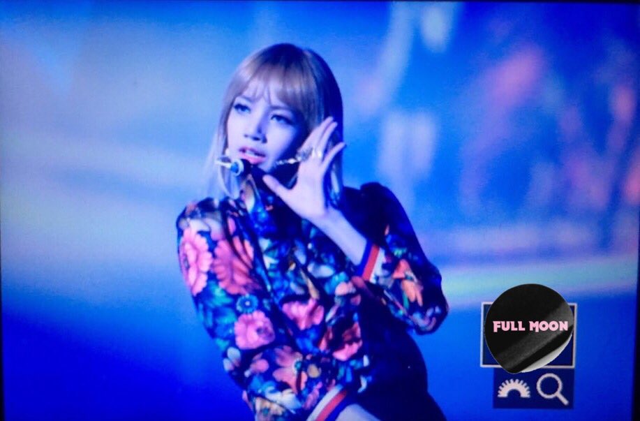 fullmoon_lisa's tweet photo. 161226 SBS 가요대전 프리뷰 

리사 오랜만이야 ㅠㅠㅠㅠㅠㅠ 

#리사 #LISA #블래핑크 #BLACKPINK https://t.co/FX3qfSFbWd