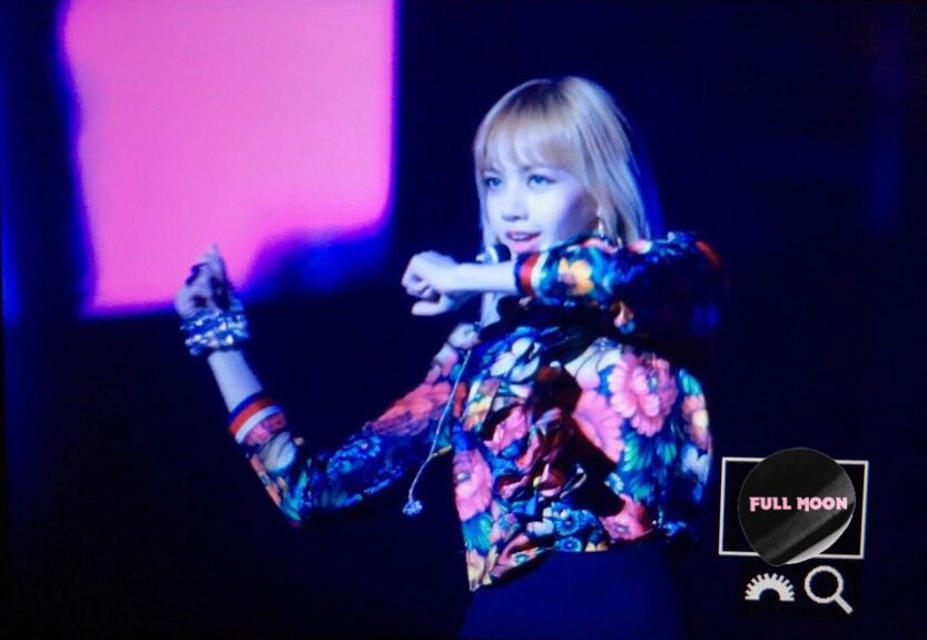 fullmoon_lisa's tweet photo. 161226 SBS 가요대전 프리뷰 

리사야 정말 사랑해❤

#리사 #LISA #블랙핑크 #BLACKPINK https://t.co/AjzFICriIW