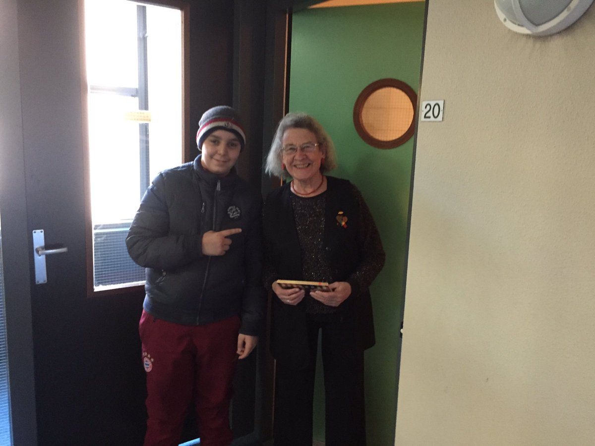 Met zeven jongeren bij 15 senioren iets lekkers gebracht namens de jeugd uit Laakhavens. Positieve reacties  over het algemeen. #fijnedagen