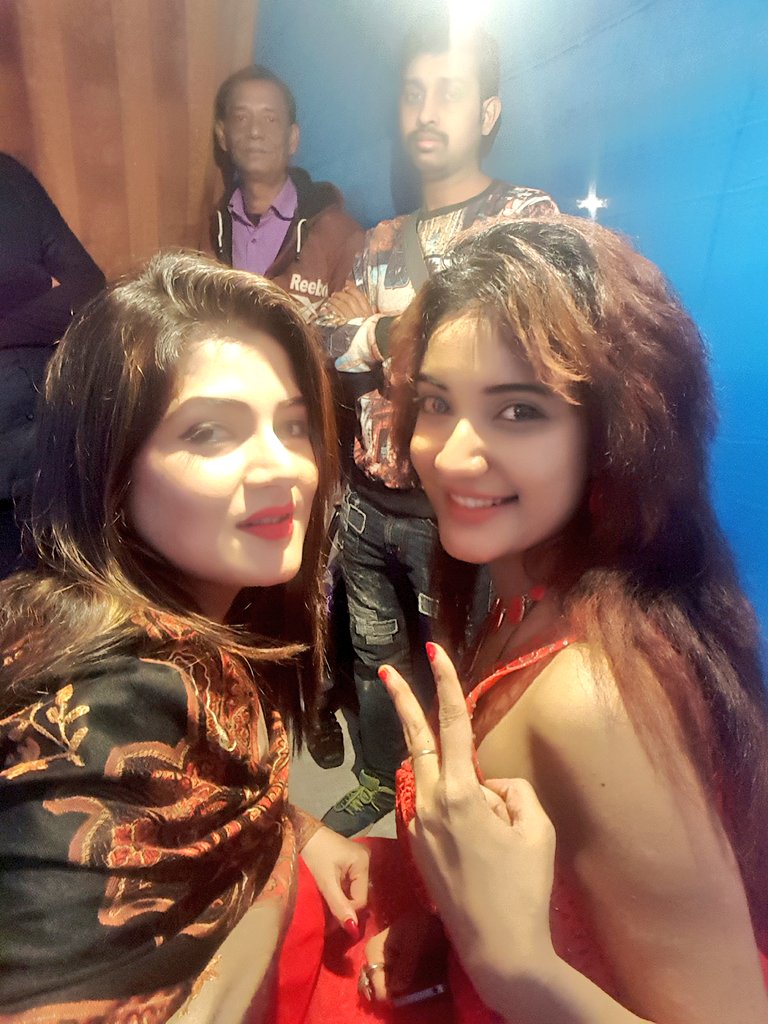 BiswajeetaDeb's tweet photo. Enjoyed this Christmas with @srabantismile #lastnightevent https://t.co/5Z1OGNi6aX