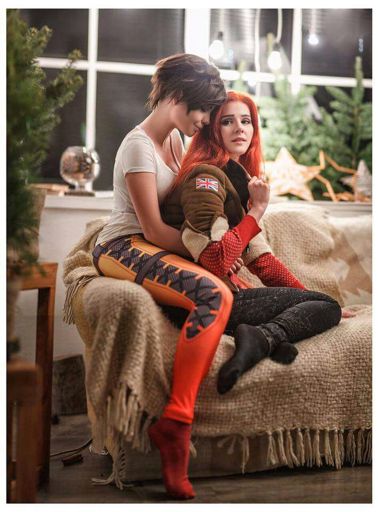 SoyJavicreo's tweet photo. Gente mirad que pedazo cosplays de Tracer y Emily!! Me encanta! :D https://t.co/bkAsz8TvZs