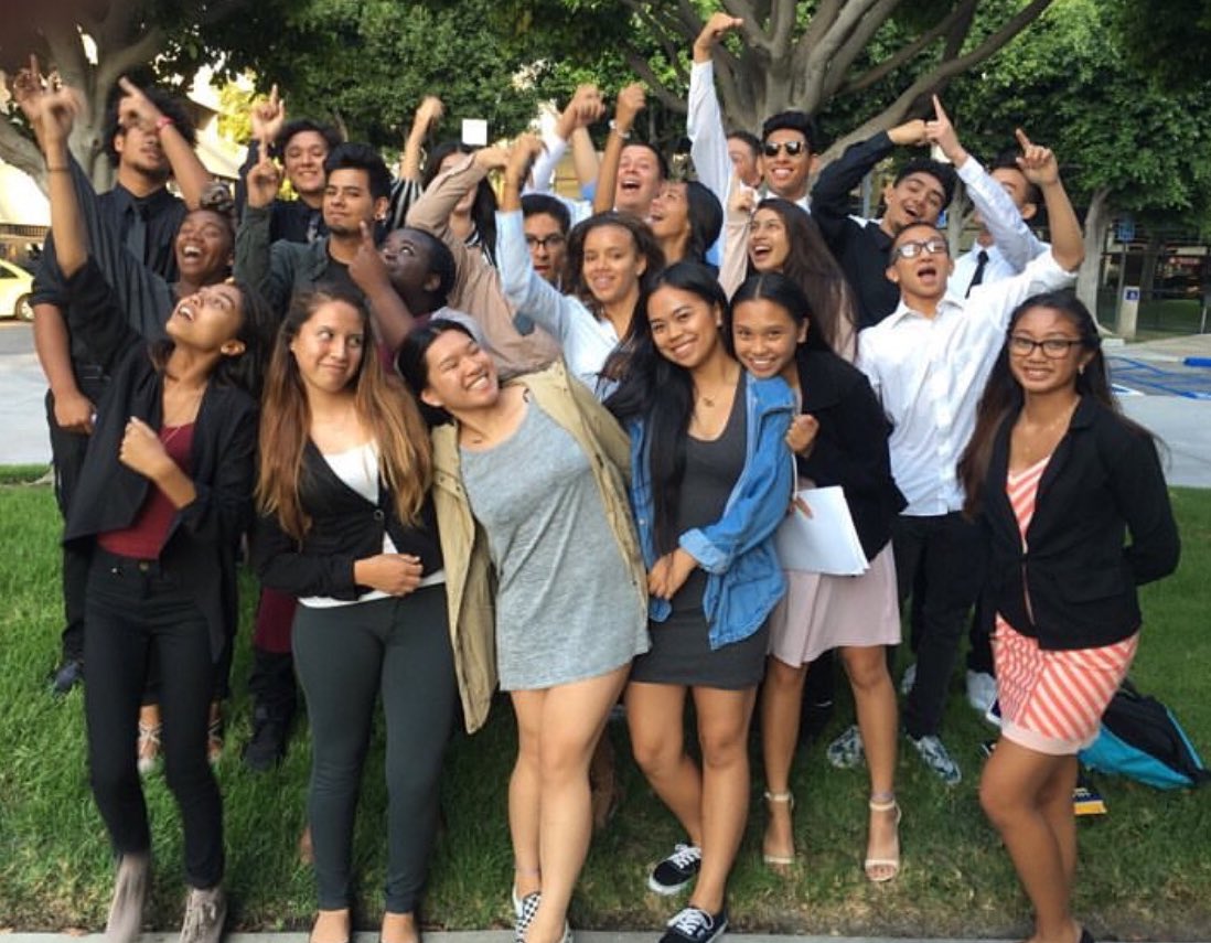 Cabrillo_ASB's tweet photo. Our big happy family! 🐯💚 #foolies https://t.co/rkrwLD8hHT