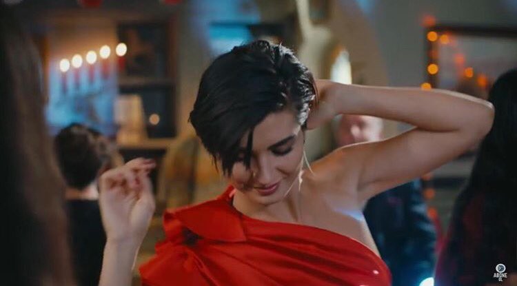 TubaBustun_FC's tweet photo. The Queen in red❤️👑😍
#TubaBüyüküstün 
#TubaBuyukustun 
#CesurveGüzel https://t.co/qmNV3lWtDi