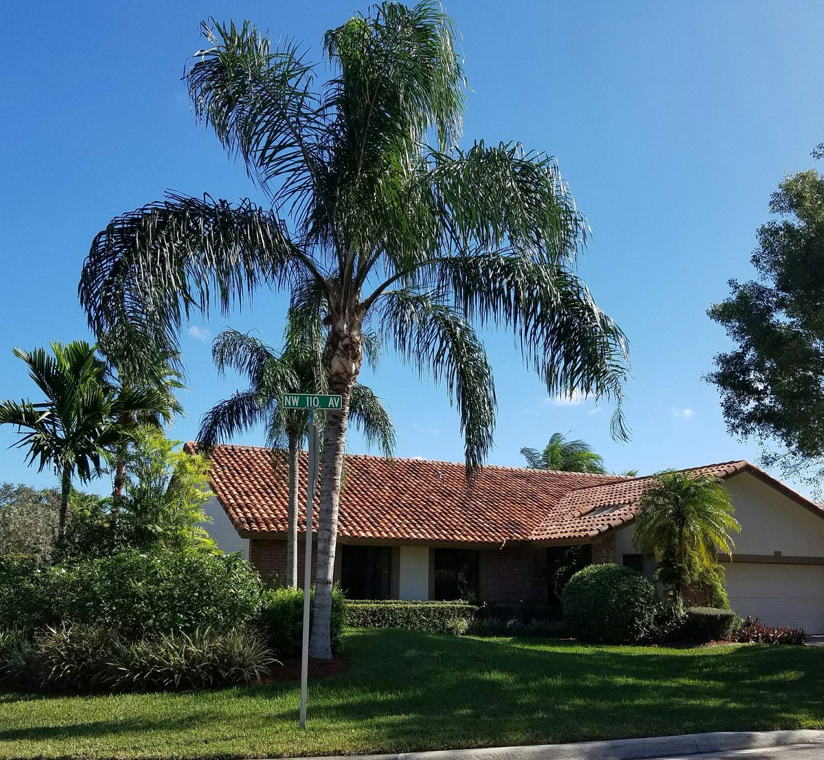 sbcagan759's tweet photo. New year! New Listing! Upgraded 4/2/2 corner lot, pool, water view. Cypress Glen. Riverside,Ramblewood,Taravella High Schools! #7542460510 https://t.co/xyMKDDEOag