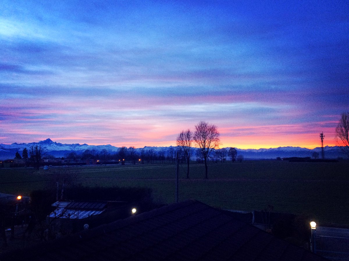AttimiDiViaggio's tweet photo. Questo è il #paesaggio che si vede da #casa. Quello che mi manca tanto quando sono a #torino. E voi? Qual è il #posto che vi manca di più? https://t.co/YtgH38FemH