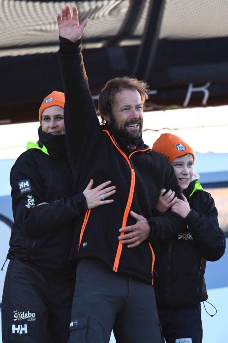 fredveille's tweet photo. Les deux plus belles émotions sportives de l'année 2016 #FredSausset et #ThomasCoville @flemans2016 @Sodebo_Voile #Exploit #Perseverance https://t.co/NQcZ03COgF