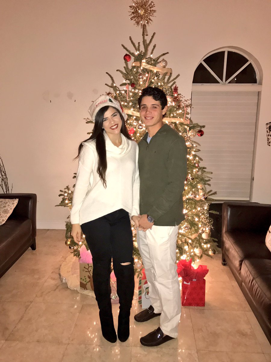 Natashaa831's tweet photo. Happy Holidays❣️ https://t.co/85AjiirEZd
