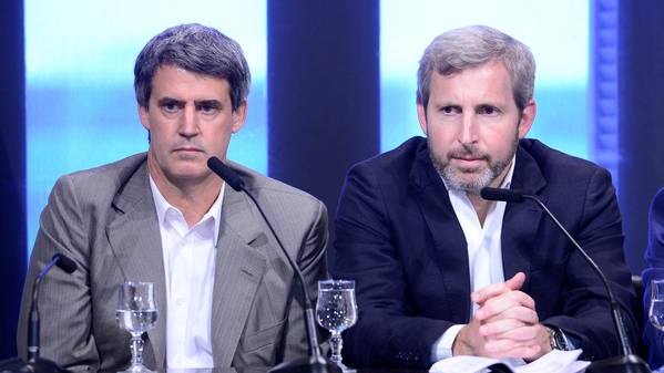 clarincom's tweet photo. [REITERAMOS] Se va Alfonso Prat-Gay. El ministro de Hacienda y Finanzas le presentó su renuncia a Macri https://t.co/EsYkVVImg8 https://t.co/Ik87UAFbc3