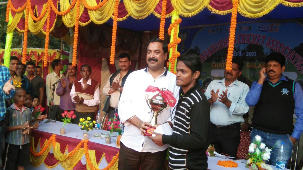ShashiKumarSa11's tweet photo. Giving Trophy to the Winners of chatrapur village cricket tournament organized by "vasa" @Ishwarpur Gp, Simulia block https://t.co/6sOG3qgu8d