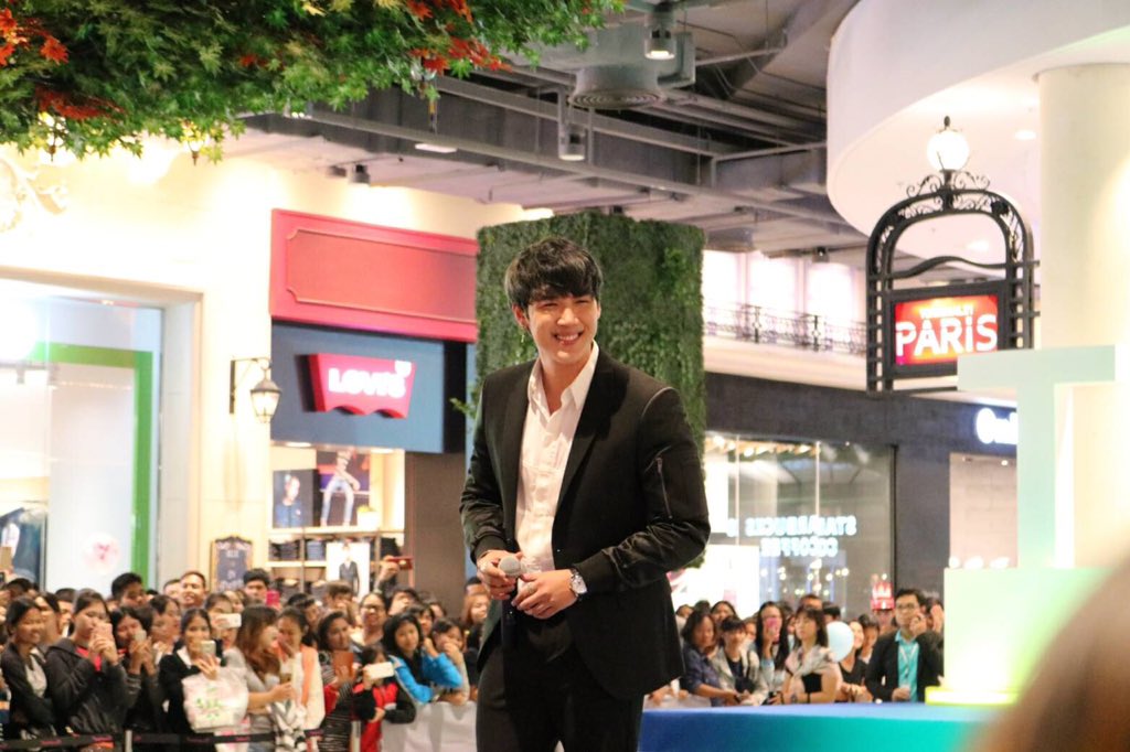 MINTINTHEROOMKS's tweet photo. ยิ้มแบบนี้จะเอาอะไรก็ว่ามา 😊😊😊 #25DEC2016🐼 #KANGSOMKS #Terminal21Korat #MITRKS https://t.co/xRs0gP8oFI