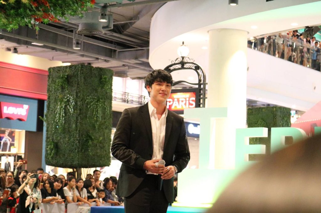 MINTINTHEROOMKS's tweet photo. ยิ้มแบบนี้จะเอาอะไรก็ว่ามา 😊😊😊 #25DEC2016🐼 #KANGSOMKS #Terminal21Korat #MITRKS https://t.co/xRs0gP8oFI