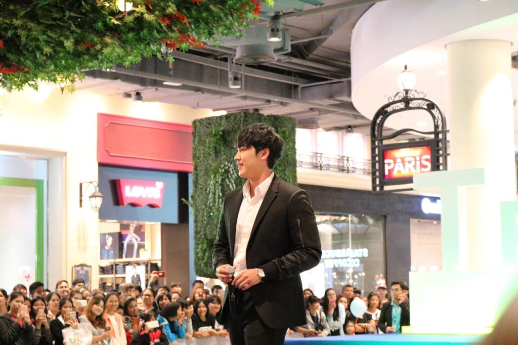 MINTINTHEROOMKS's tweet photo. ยิ้มแบบนี้จะเอาอะไรก็ว่ามา 😊😊😊 #25DEC2016🐼 #KANGSOMKS #Terminal21Korat #MITRKS https://t.co/xRs0gP8oFI