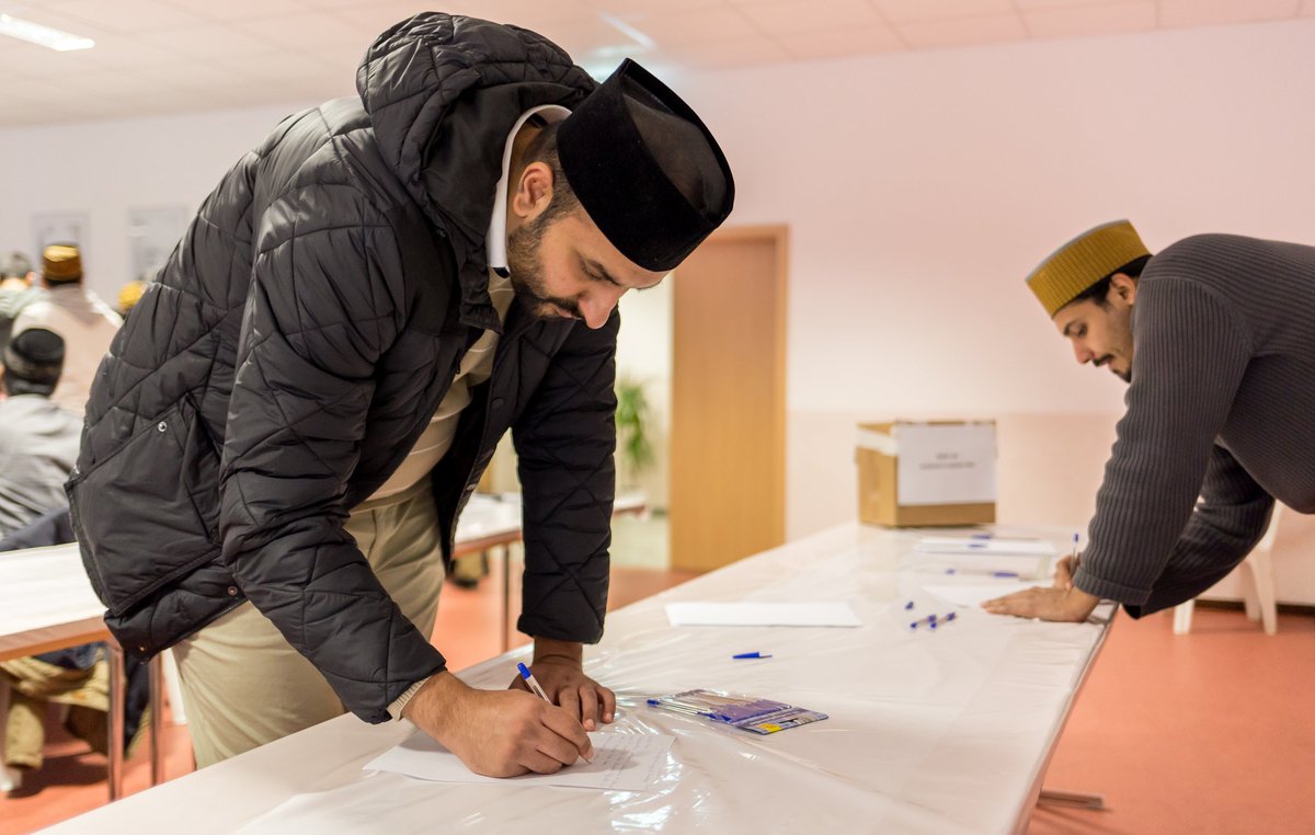 KhuddamDE's tweet photo. Nach dem erfolgreichen Abschluss des #NTS2016, verfassen die Teilnehmer einen Brief an den Kalifen, das spirituelle Oberhaupt der Ahmadiyya. https://t.co/5aGmqHPJCA