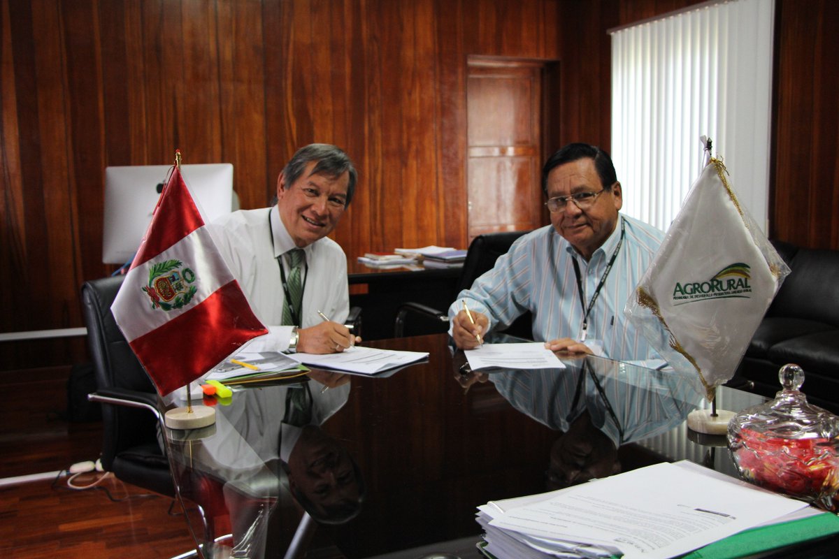 agroruralPER's tweet photo. Director Ejecutivo de #AgroRural firma convenio con #PROVRAEM para comercializar 450 tn de #GuanodeIslas a precio social en el #VRAEM. https://t.co/AomabvzQns