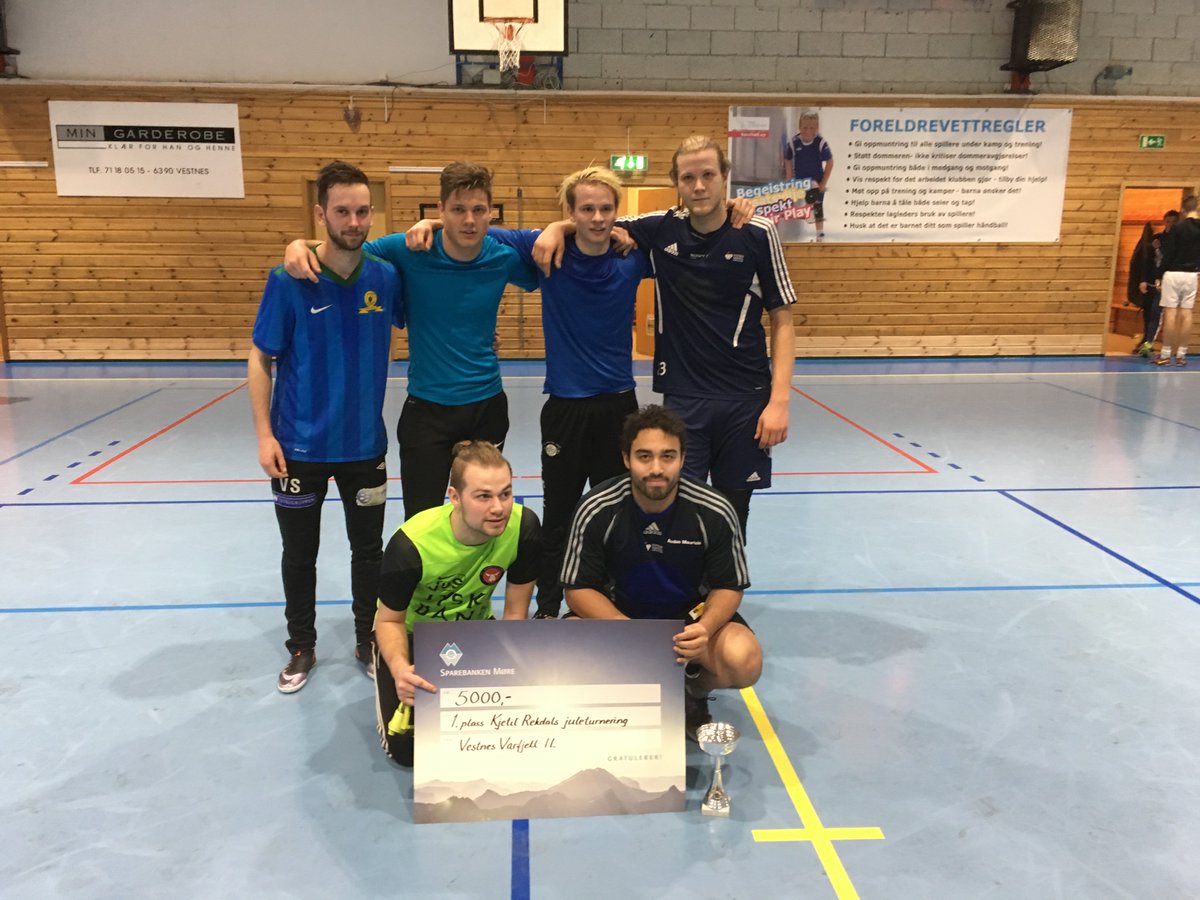 asbjvik's tweet photo. Vikebukt futsal slo Vestnes futsal 2 - 1 i finalen på Kjetil Rekdals Juleturnering 2016 i Vestneshallen. https://t.co/kBdr898riT