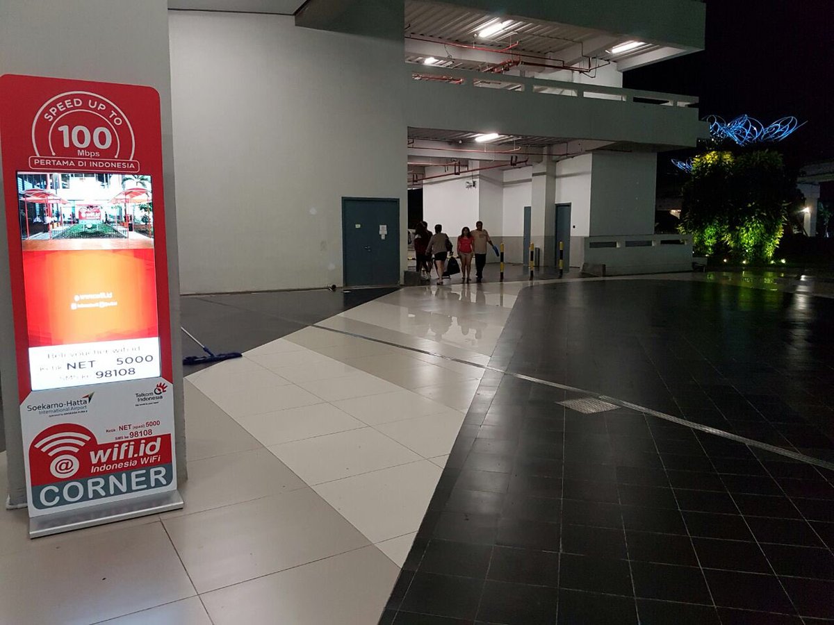 mawaluddin's tweet photo. Wuiihhh..... Keren abeess nih wifi corner dari @TelkomIndonesia Thx to @ipoen72 dan @Soewiyarso1 kolaborasi dgn @AngkasaPura_2 ciamiikk 😊🇮🇩👍 https://t.co/LFLl4CJFaL