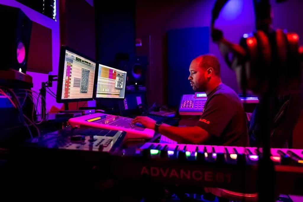HellfireBeats's tweet photo. Knocking out several mixes for a few clients. 🎛🎚🎼🎹
. . .
#protools #uad #mixing #mixingeng… https://t.co/dpzF0aPZ3a https://t.co/DTHGXwrBW1